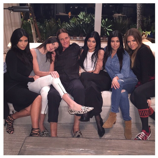 KJÆRLIGHET: Hele familien hyllet Bruce Jenner etter det to timers lange intervjuet. Her med Kim (fra venstre), Kendall (19), Kylie (17), Kourtney (36) og Khloe (30). Foto: NTB Scanpix KJÆRLIGHET: Hele familien hyllet Bruce Jenner etter det to timers lange intervjuet. Her med Kim (fra venstre), Kendall (19), Kylie (17), Kourtney (36) og Khloe (30). Foto: NTB Scanpix